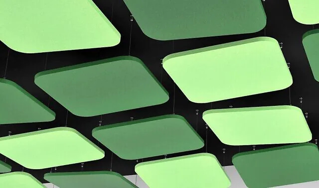 Zielone podwieszane panele akustyczne.